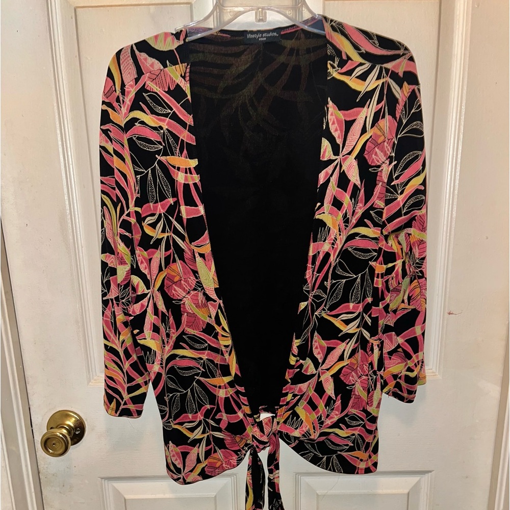 LIFESTYLE STUDIOS Women’s Print Wrap Jacket. Sz 3X (Bust 50”).